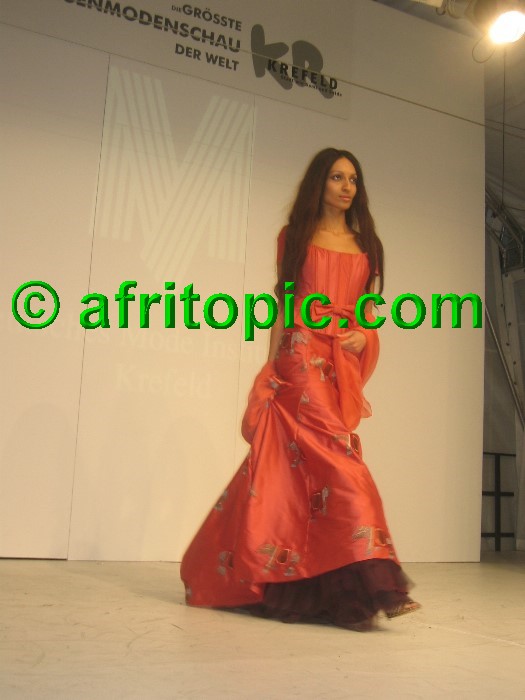 ../Images/Krefeld-Strssenmodenschau-2005 690.jpg